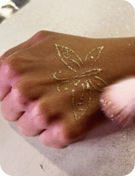 tatouage temporaire paillettes
